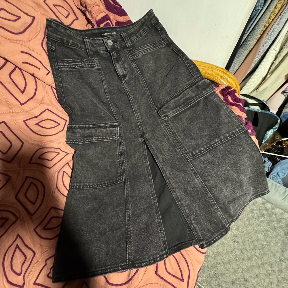 Denim cargo midi skit